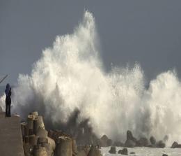 Ilustrasi bahaya cuaca ekstrem di laut Kepri (foto/int)